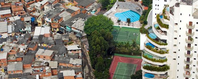 The Paraisópolis favela borders condominiums, with swimming pools, parks, tennis courts, of the affluent district of Morumbi in São Paulo, Brazil. Photo: Tuca Vieira