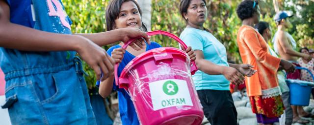 Distrito Dolo Seletan, Sulawesi, Indonesia: María y su familia ayudan a descargar los kits de higiene de Oxfam en una distribución en las afueras de Palu, Indonesia. Crédito: Keith Parsons / Oxfam