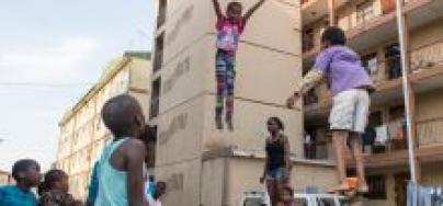 Gabisile Mabizela, jeune fille fréquentant l'Alexandra Trampoline Club, dans la cité d'Alexandra, Johannesburg, Afrique du Sud. Photo : Zed Nelson