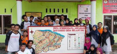 Villagers in Belanting, Indonesia, with a map showing the village's risks, emergency meeting points and evacuation routes. A comprehensive, community-based approach is key for successful risk management. Photo: Rodrigo Ordonez/Oxfam