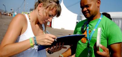 An Oxfam volunteer gathering signatures. Credit: Pablo Tosco/Oxfam