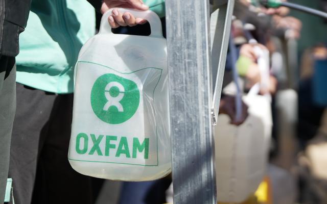 Displaced people in Rafah in South Gaza to use the newly installed desalination units Oxfam and local partners provided. These units provide clean drinking water for free with no risk of contamination.